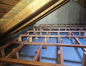 Zateplení stropu rodinného domu pomocí foukané izolace